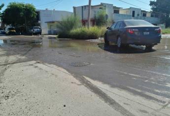 Alcantarilla quebrada es un peligro para vecinos Del Real, en Los Mochis