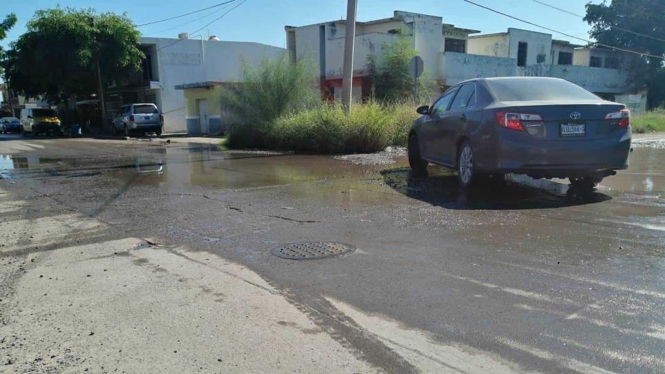 Alcantarilla quebrada es un peligro para vecinos Del Real, en Los Mochis