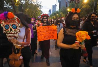 «Catrinas» piden el fin de la violencia machista durante marcha en Ciudad de México