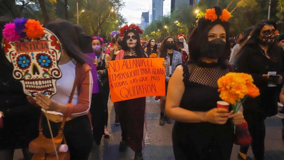 «Catrinas» piden el fin de la violencia machista durante marcha en Ciudad de México