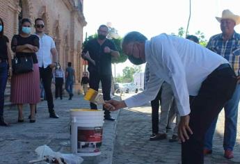 Alcalde de El Fuerte libera de autos la entrada del Palacio Municipal