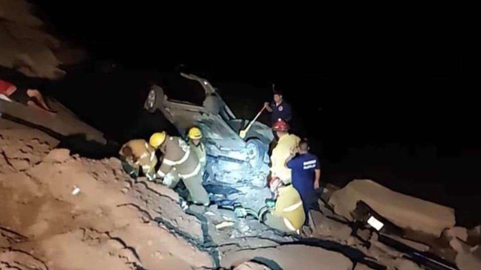 Bomberos rescatan a familia tras caer del puente El Quelite, en Mazatlán