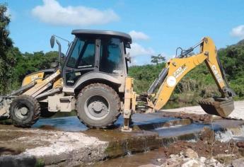 En Escuinapa, rehabilitan el camino de terracería hacia la Ciénega