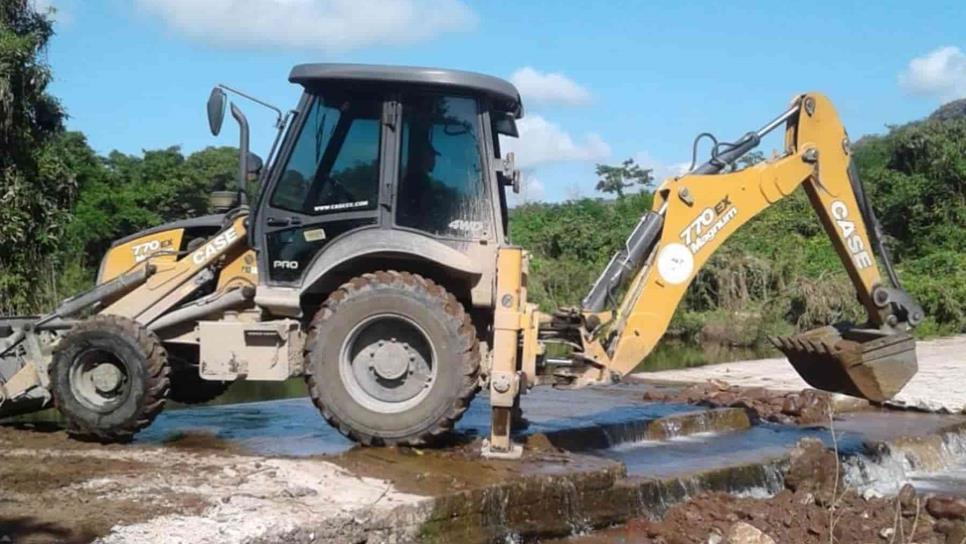 En Escuinapa, rehabilitan el camino de terracería hacia la Ciénega