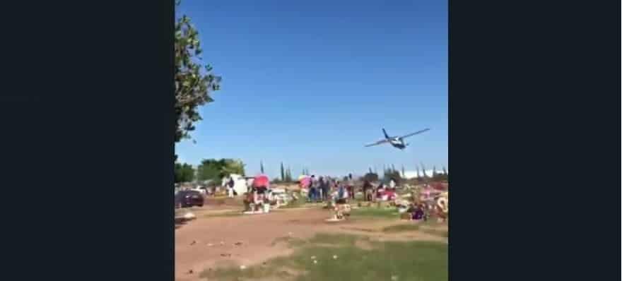 Sobrevuelo de avionetas en panteón de Los Mochis pone en riesgo a familias