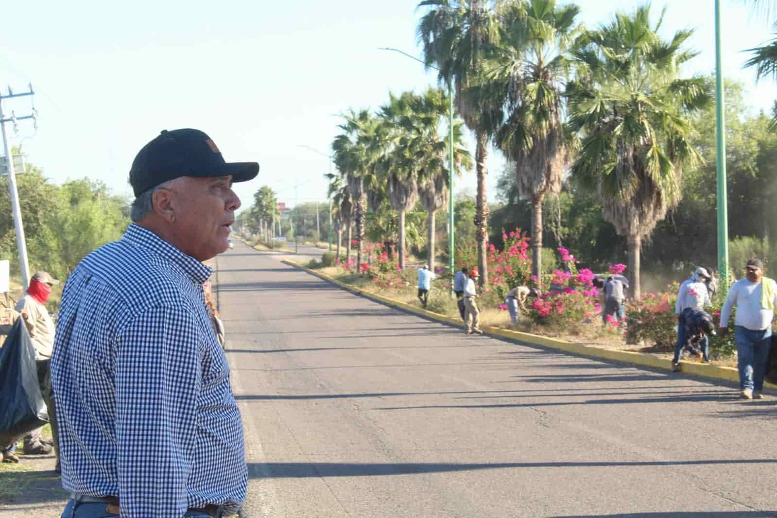 Gildardo Leyva encabeza limpieza en la entrada a El Fuerte