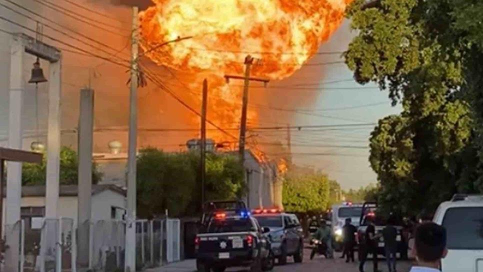 Incendio devora bodega con contenedores de solvente de Bachigualato