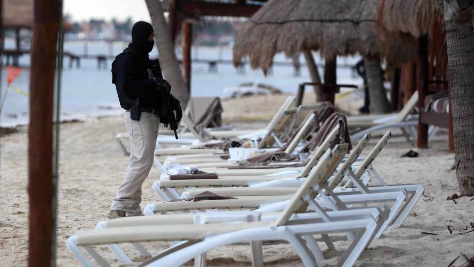 Grupo armado irrumpe en una playa del Caribe mexicano y mata a dos personas