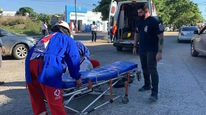 Dos motociclistas sufren accidentes tras derrame de café en avenida de Mazatlán