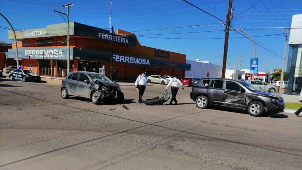 Choques en Los Mochis dejan una persona lesionada y daños materiales