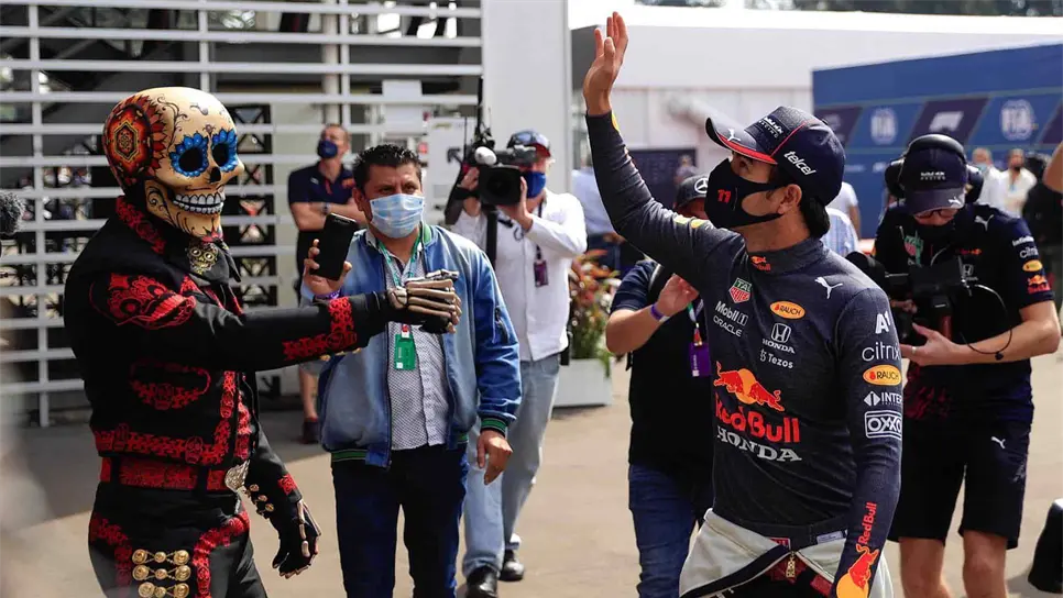 «Checo» Pérez levanta al público de México liderando el tercer entrenamiento