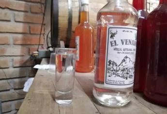 El mezcal: primero hay que olerlo y hay que tomarlo «de a besitos»