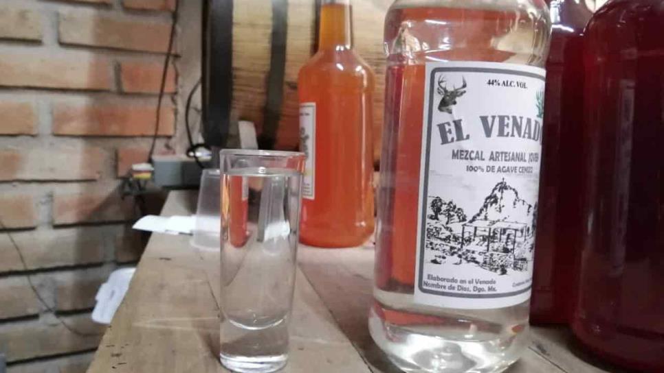 El mezcal: primero hay que olerlo y hay que tomarlo «de a besitos»