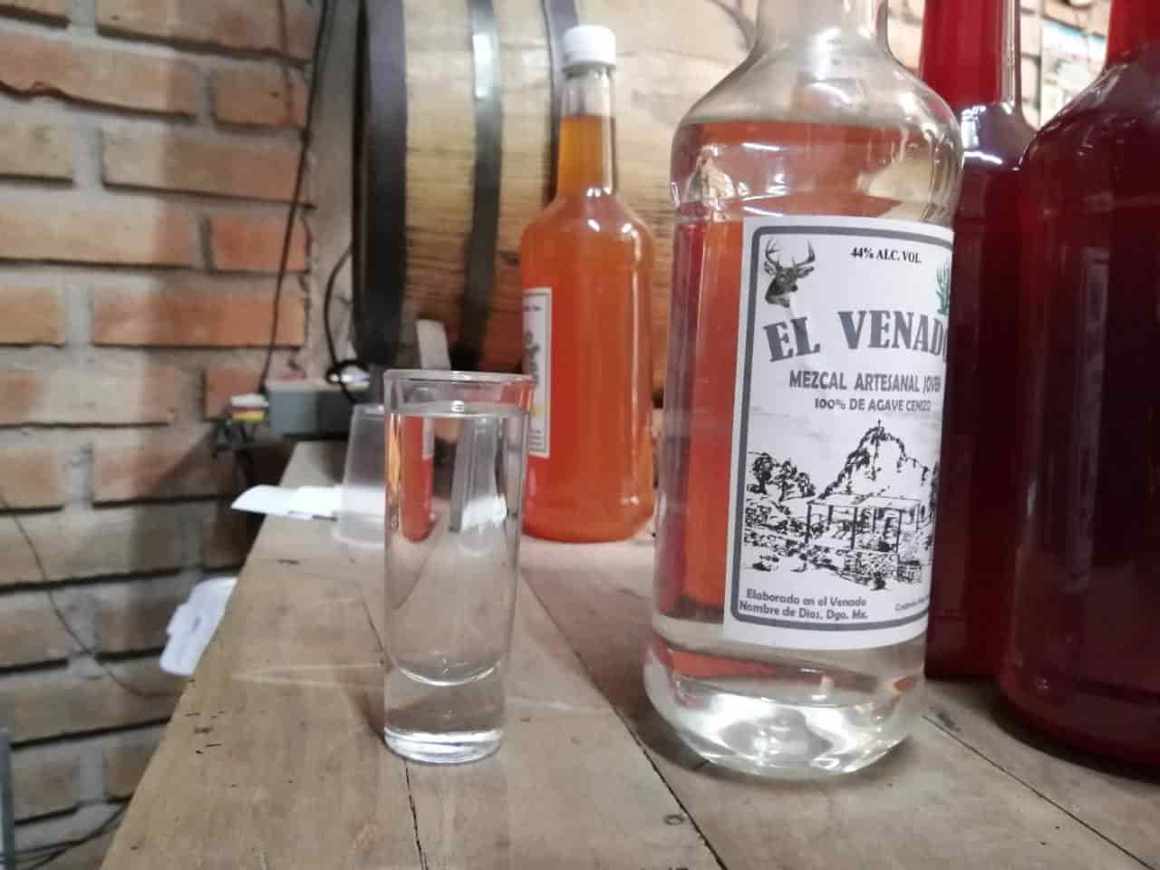 El mezcal: primero hay que olerlo y hay que tomarlo «de a besitos»
