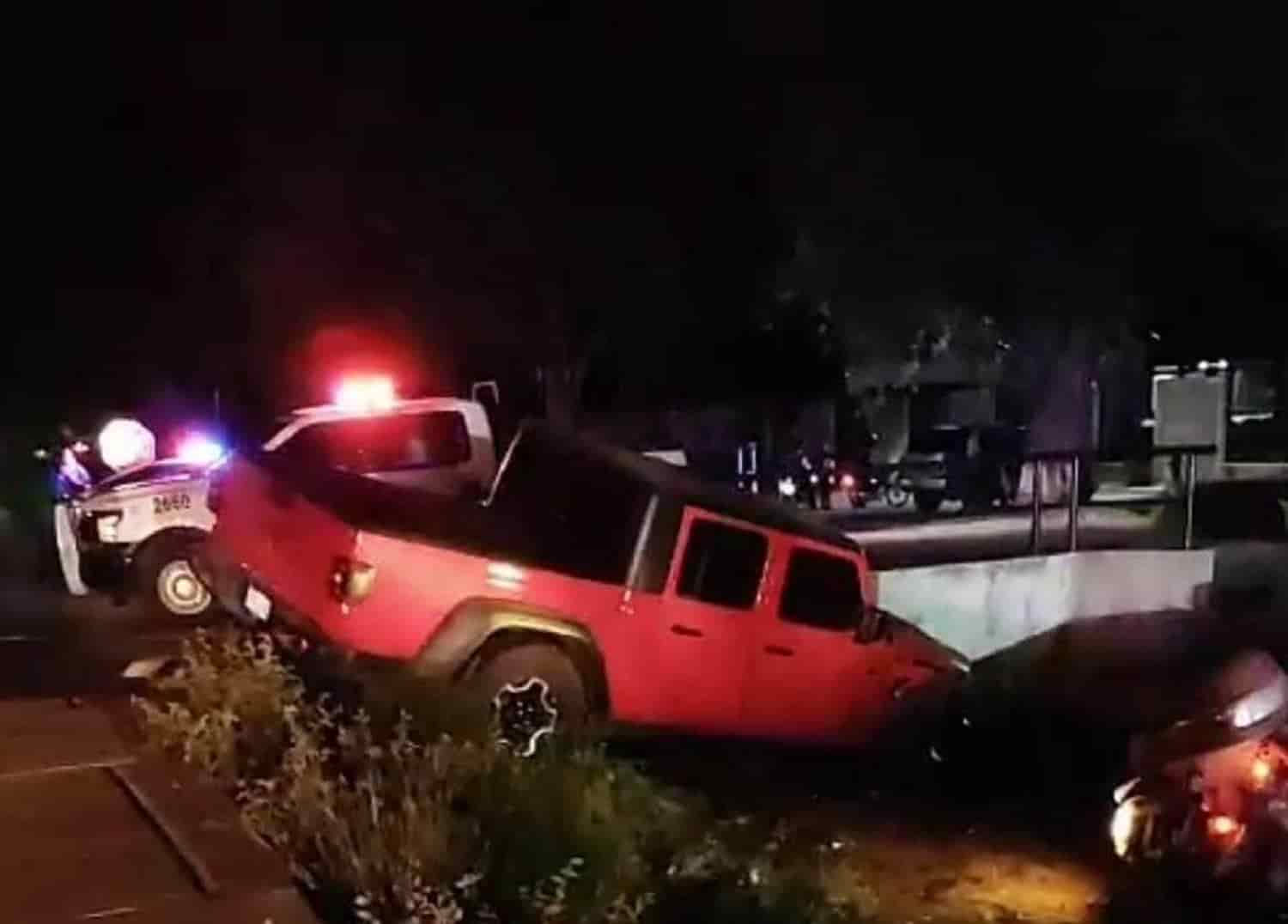 Hombre ebrio provoca choque y canalazo en Los Mochis