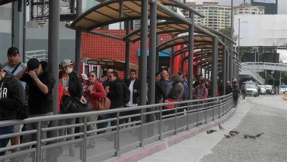 EE.UU. reabre su frontera con México a los vacunados y ya hay largas filas