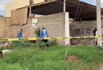 Encuentran el cuerpo de un hombre en descomposición en un lote baldío de Los Mochis