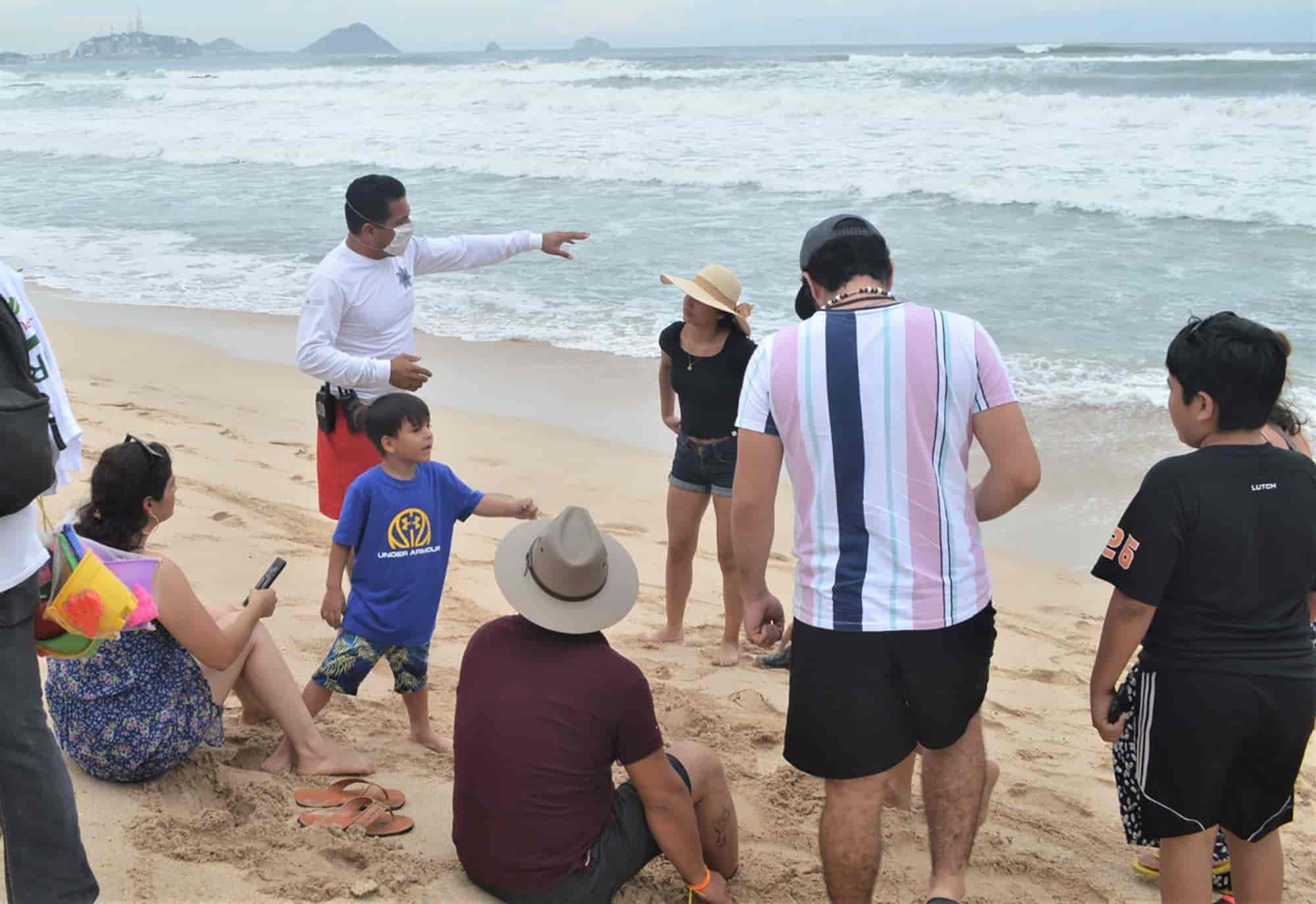 Alertan por olas de hasta 2.5 metros y corrientes de retorno en playas de Mazatlán