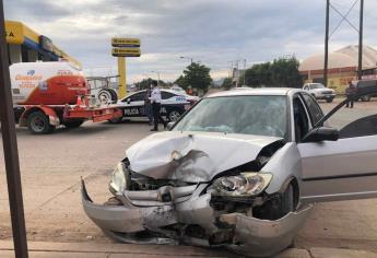 Pipa de una gasera se pasa un alto y choca a una mujer Guamúchil