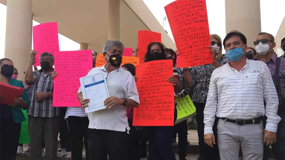 Se manifiestan Jubilados del IPES en el Congreso