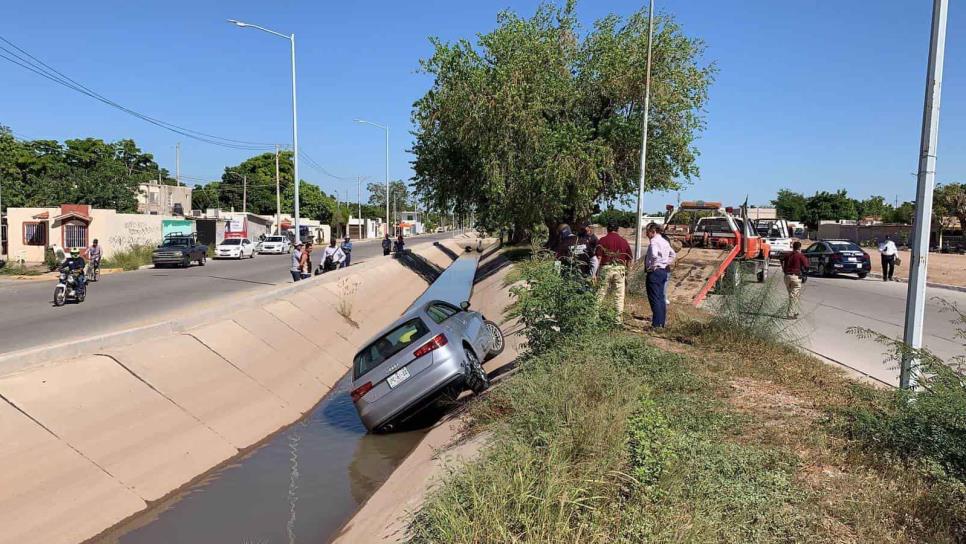 Hombre pierde el control y cae en su vehículo a un dren en Los Mochis