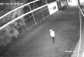 Captan en video a pirómano que incendia un vehículo en Los Mochis