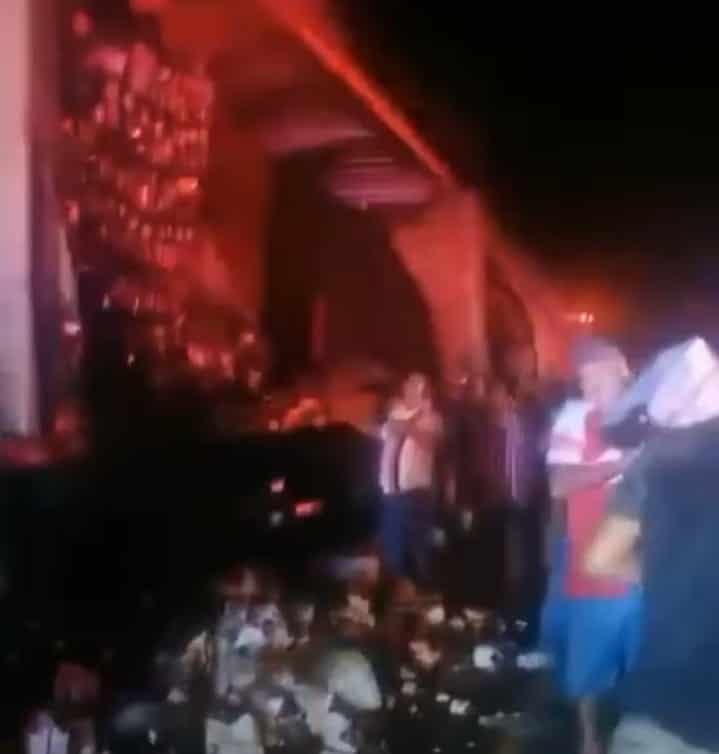 Se quema tráiler cargado de cerveza; lo dejan vacío en actos de rapiña