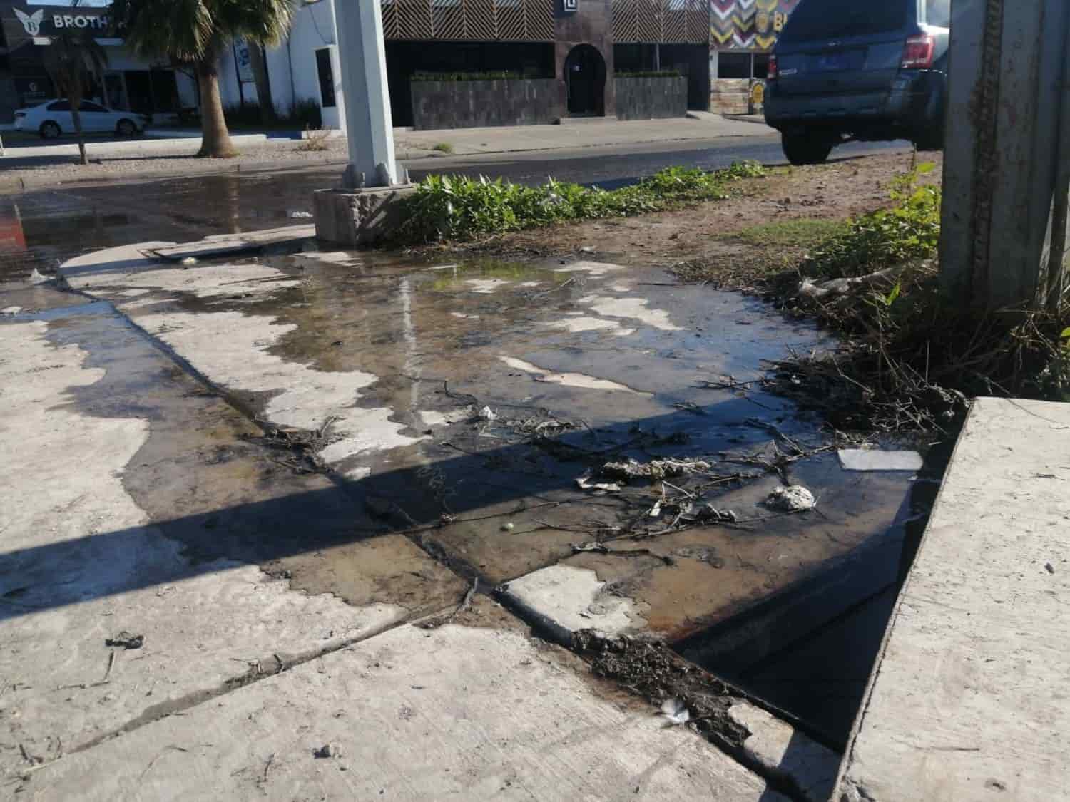 «Fuente» de aguas negras afecta a restaurantes y bares en Los Mochis