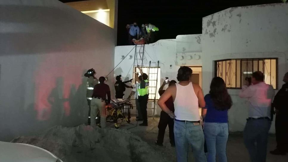 Albañil cae del techo de una vivienda en Los Mochis y resulta lesionado