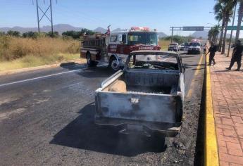 Tras chocar con guarnición, se incendia una camioneta en Guamúchil