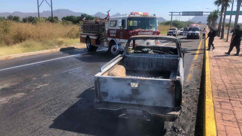 Tras chocar con guarnición, se incendia una camioneta en Guamúchil