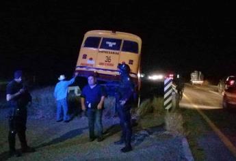 Cae camión de jornaleros agrícolas a canal de San Miguel Zapotitlán