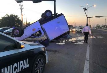 Camioneta de empresa de lácteos vuelca en Guamúchil