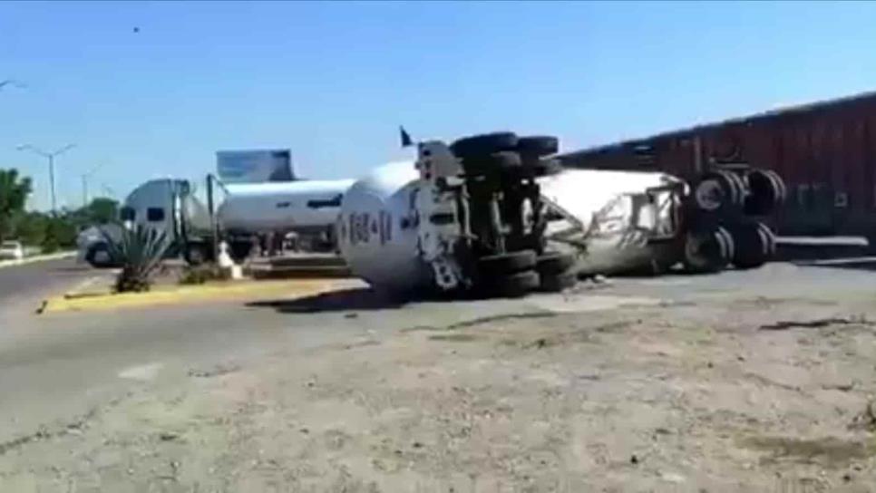 Tren arrolla tráiler que transportaba cisternas de amoniaco en La Cruz de Elota 