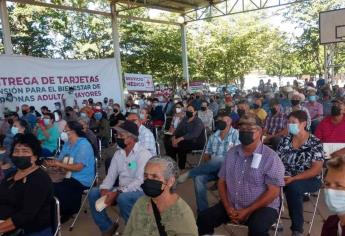 Adultos mayores de El Carrizo reciben nuevas tarjetas de su pensión