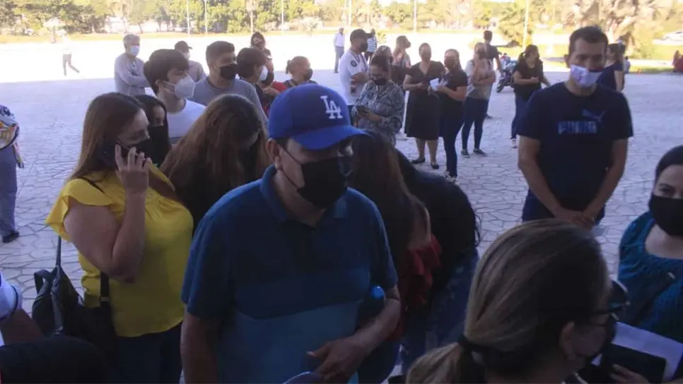 Con gritos y empujones inicia vacunación de Sinovac en Los Mochis