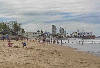 Rescatan a turista de playa de Mazatlán y fallece minutos después en una clínica