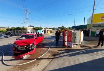 Vuelca camioneta de empresa gasera tras chocar contra automóvil en Culiacán