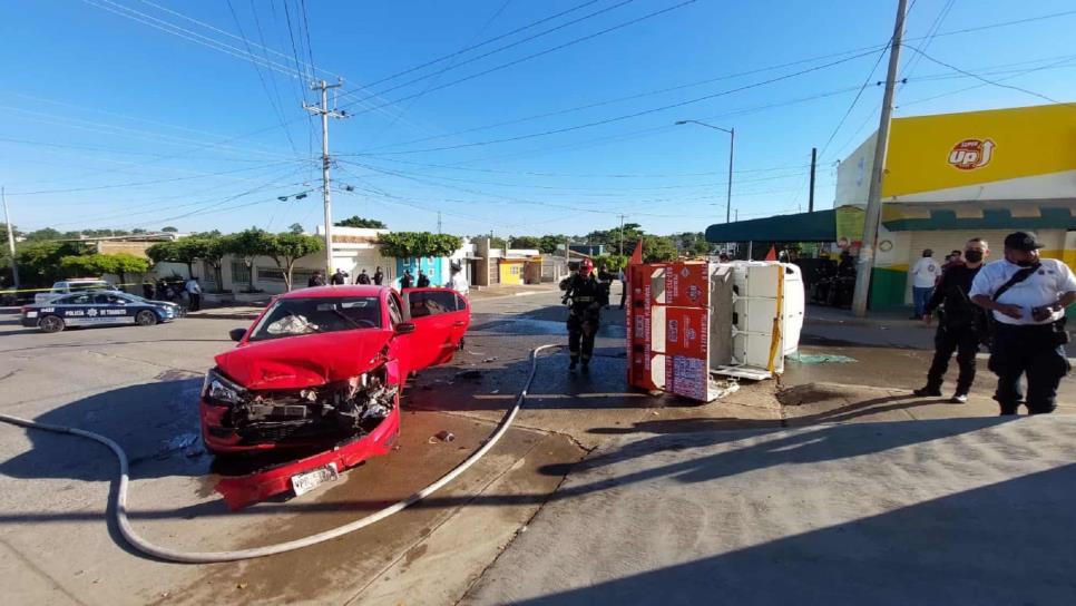 Vuelca camioneta de empresa gasera tras chocar contra automóvil en Culiacán