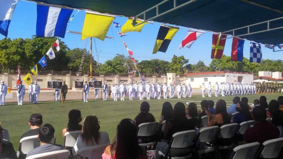 Condecoran y dan ascensos a personal naval de Mazatlán