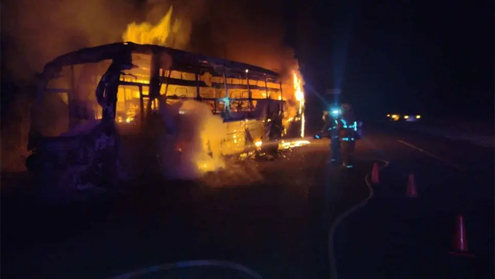 Se incendia autobús en la carretera México 15; quedó reducido a cenizas