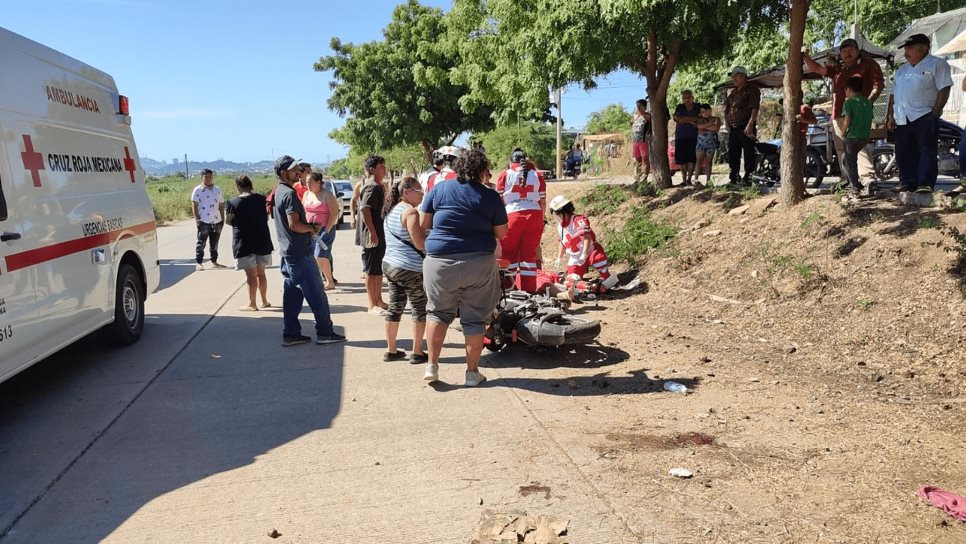 Choque frontal entre dos motos deja tres personas heridas