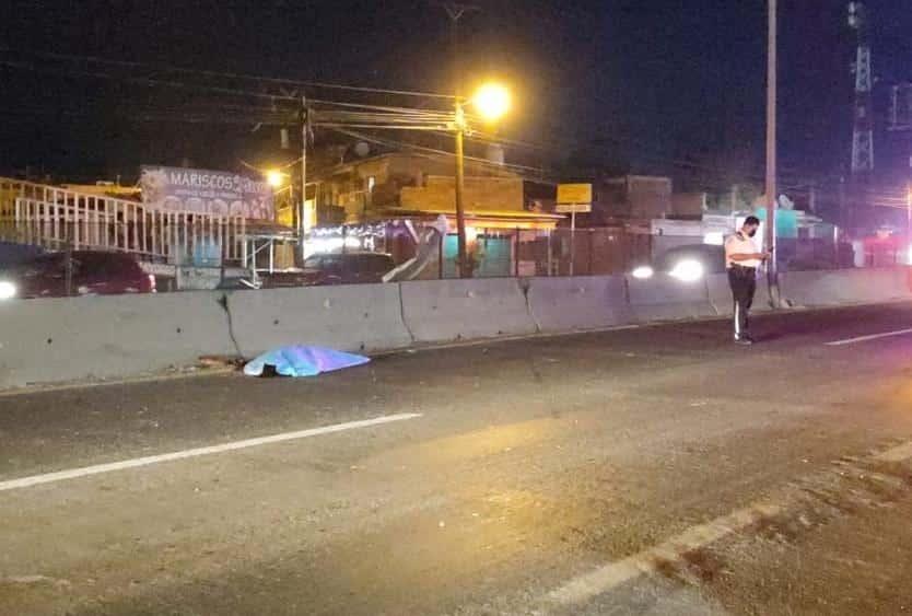 Muere atropellada al cruzar por debajo de puente peatonal, en Mazatlán