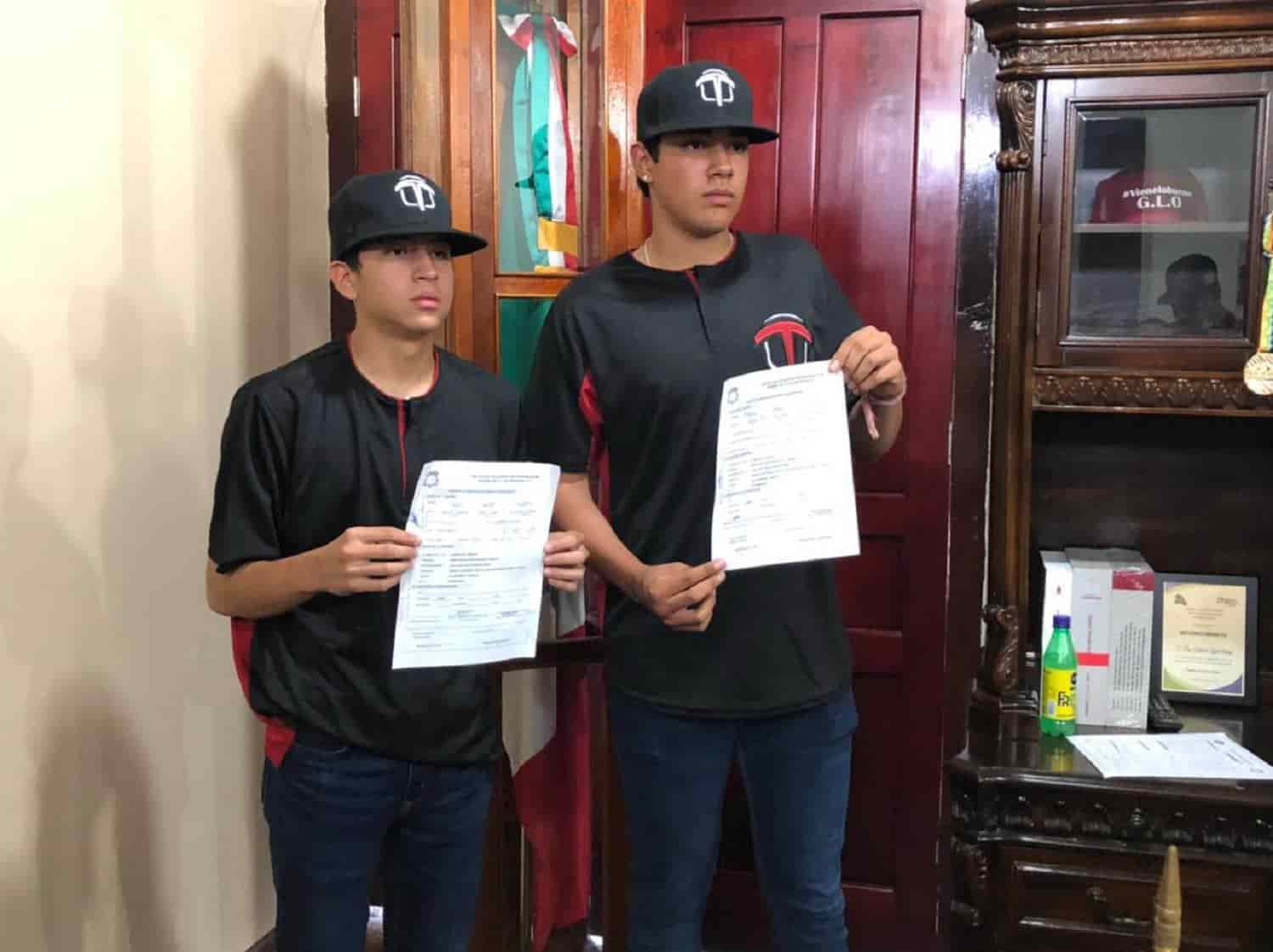 Olmecas de Tabasco firma a dos jóvenes de El Fuerte