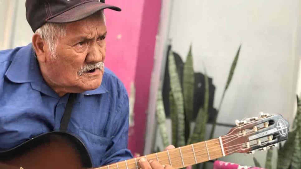 Don Arnulfo vive «cruzando cerros y arroyos» con la música