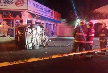 Auto vuelca y se estrella contra farmacia en Las Quintas, Culiacán