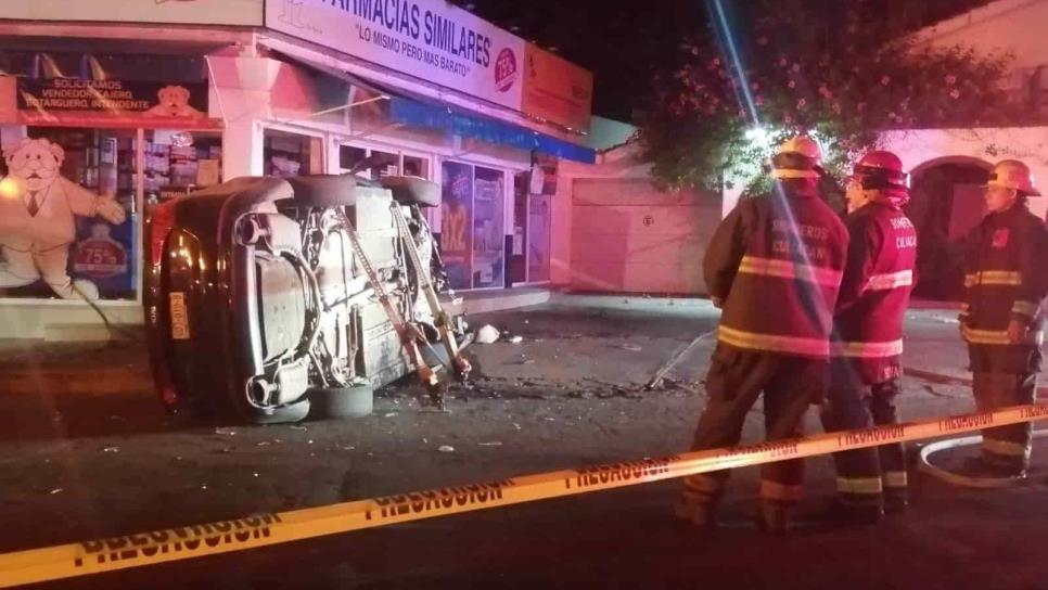 Auto vuelca y se estrella contra farmacia en Las Quintas, Culiacán
