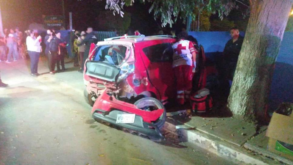 Dos jóvenes lesionados en accidente de carro en Guasave