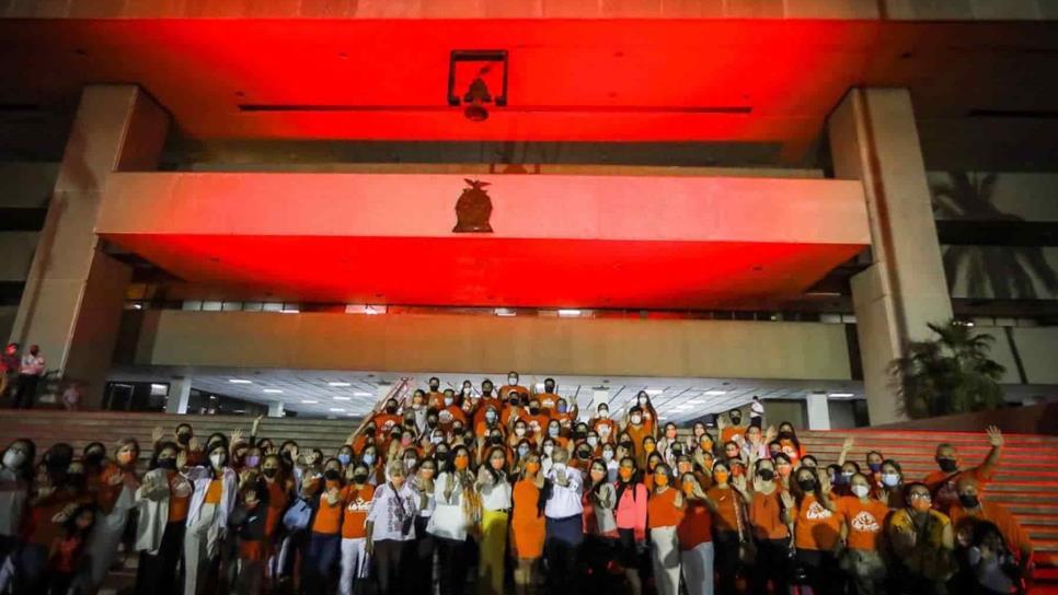 Iluminan Palacio de Gobierno de color naranja