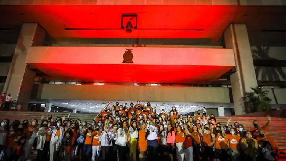 Iluminan Palacio de Gobierno de color naranja